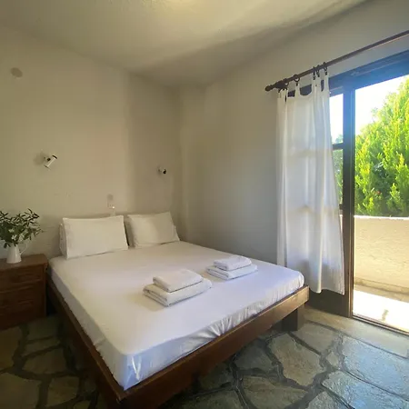 Ta Pefka Apartment *